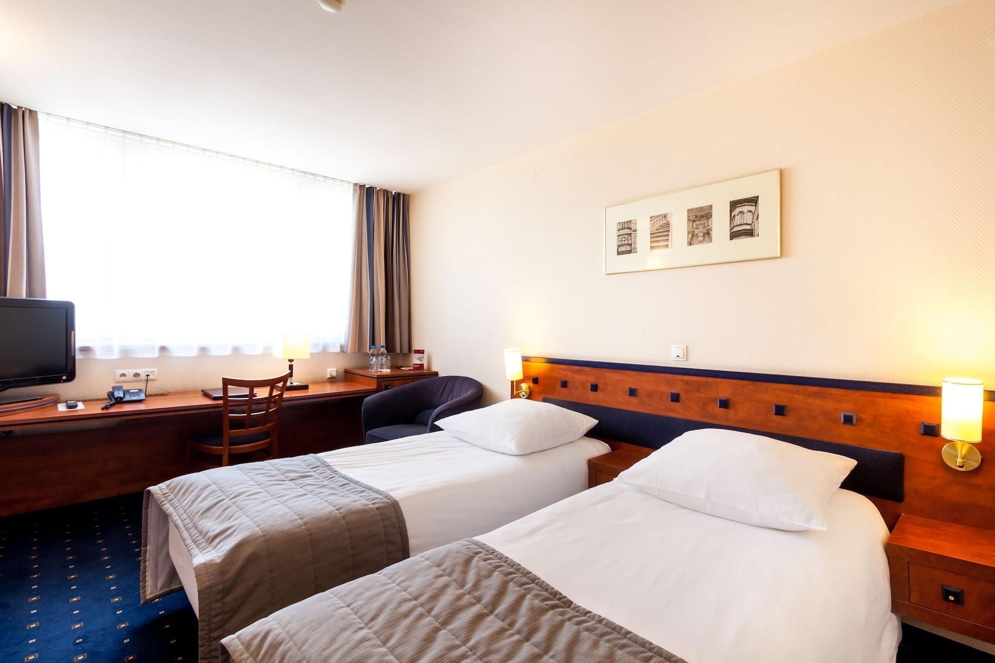 Qubus Hotel Legnica Luaran gambar